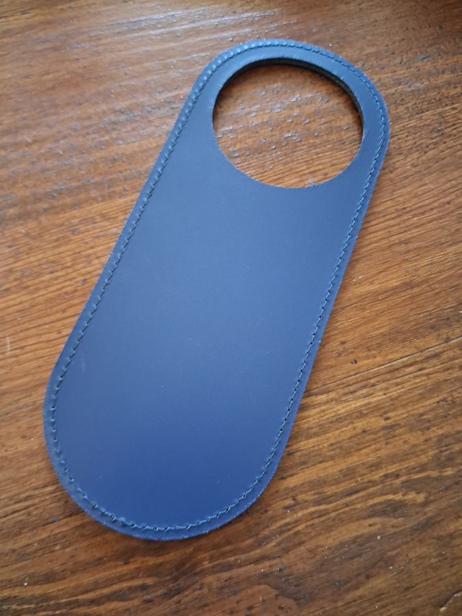 Accroche-porte en fibre de cuir recycl&eacute; bleu marine, marquage recto verso